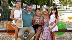 Mis que unha acollida, unha familia.  Asma, a rapaza saharaui, no medio, ensina unha foto da sa nai con Conchi, cando eran pequenas. A nena, de 12 anos, est flanqueada pola familia galega que a acolle, a Conchi maior, o seu marido e as sas das fillas. Manteen as un vnculo de varias dcadas