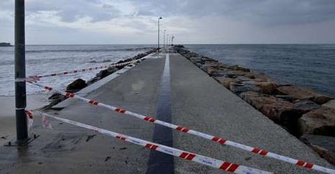 Coincidiendo con la pleamar, las olas pasaban por encima el espig�n focense. 