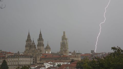 La fuerza del temporal en Santiago: un rayo cae a escasos metros de la Catedral