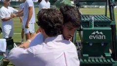 Tom Holland y Carlos Alcaraz se abrazan en Wimbledon