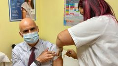 El gerente del �rea sanitaria de Pontevedra y O Saln�s, Jos� Flores, recibe este lunes la vacuna contra la gripe 