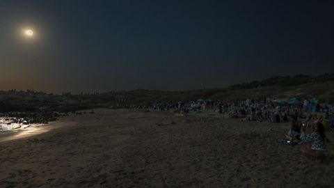 El eclipse sobre la playa de Doni�os. 