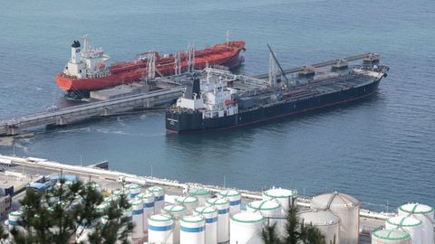 Imagen de archivo de barcos petroleros.