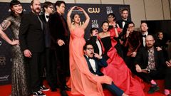 El equipo y el reparto de la pel�cula �Everything Everywhere All at Once� posa tras triunfar en los premios Critics Choice