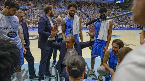 Luis Casimiro dando instrucciones en el banquillo durante un tiempo muerto en el Pazo