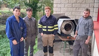 Varios de los alumnos que participaron en la creación de este singular asador de castañas