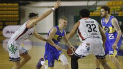 Edgar Lasenbergs (COB), con el bal�n, en el partido ante Zamora.