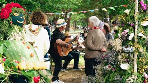 Los vecinos de Ares se sumaron de forma masiva a la celebraci�n de la Festa dos Maios en el Parque Rosal�a.