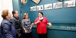 Antonio Veiga con las asistentes al acto celebrado en San Cibrao.