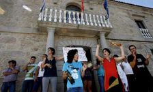 Una veintena de personas se concentraron delante del Concello de Meis para protestar.