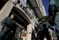 Agentes de la Guardia Civil, ayer ante la farmacia registrada en A Coru�a. 