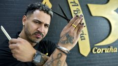 El peluquero Luis G�mez, en su barber�a en A Coru�a.