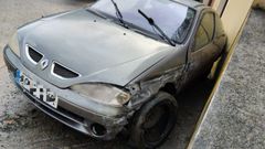 El coche acab impactando contra el muro de una vivienda situada en el margen contrario de la carretera