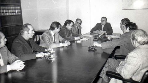 El 6 de enero de 1976, La Voz de Galicia publicaba esta foto de la reuni�n, celebrada ya en el nuevo consistorio, de integrantes de la entidad promotora del pol�gono. Entre los asistentes, Manuel Cancela Iglesias, Antonio Botas, Antonio V�zquez Guill�n, Gregorio Castro, Jos� S�nchez Vilas, Manuel Rega, Vicente �lvarez y C�sar Queiro.