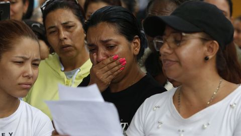 Los familiares reciben la lista de fallecidos y heridos en el motin de la crcel de Tulu.