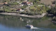 El catamarn  Menca , uno de los barcos de la Diputacin, pasando este verano junto a la bodega Ronsel del Sil