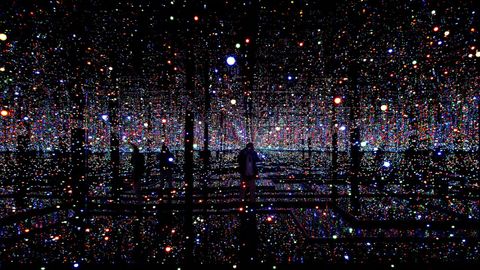 Instalaci�n de la �Habitaci�n de los espejos infinitos� de Yayoi Kusama en un museo de Ciudad de M�xico.