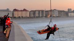 Imagen de archivo de un rescate de los bomberos en el paseo mar�timo en diciembre del 2021