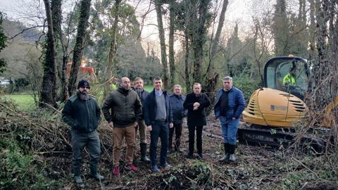 El director de Augas de Galicia, Roi Fern�ndez A��n, en el centro de la imagen, durante una visita a las obras que se hicieron en el r�o Belelle (Neda) para evitar inundaciones.