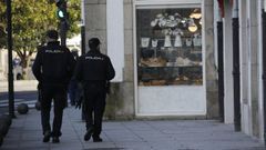 Agentes de la Polic�a Nacional patrullando a pie las calles de Viveiro