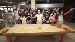 Alumnos franceses de intercambio aprenden a hacer empanadas en Coristanco