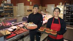 Luis G�mez y Pilar Pi�eiro, en la Carnicer�a Sig�eiro, ubicada en la arteria principal de O Milladoiro. La pareja explica que el boca a boca y las redes sociales le han ayudado atraer a una nueva clientela interesada en su pasteler�a c�rnica. Alg�n cliente habitual, dicen, acude desde Sanxenxo cada a�o para comprarles churrasco y elaborados de temporada.