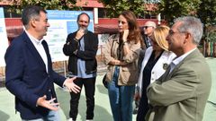 El conselleiro, a la izquierda, dio a conocer los detalles de la obra prevista en el colegio de O Pereiro