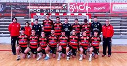 El equipo rojinegro a su llegada a Gij�n, despu�s de salir ayer por la ma�ana de Lal�n.