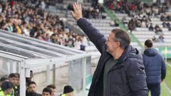 Crist�bal Parralo saludando a la afici�n en A Malata.