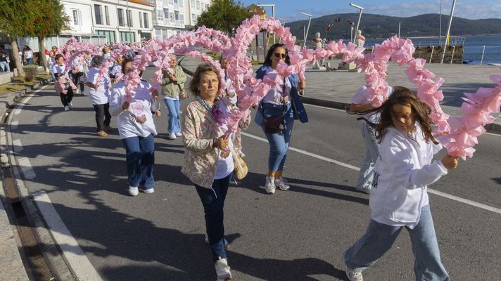Danza rosa en Camari�as en conmemoraci�n do D�a Mundial contra o Cancro de Mama.
