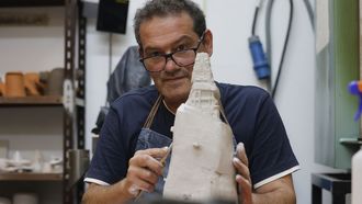 V�ctor Manuel Ares. El artesano de la arcilla decidi� el pasado 18 de julio colgar en el escaparate de su taller ce alfarer�a un recuerdo de su abuelo, asesinado el 18 de agosto de 1936 en el Campo de la rata.