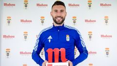 Borja Bast�n, con el premio a mejor jugador de octubre en el Oviedo