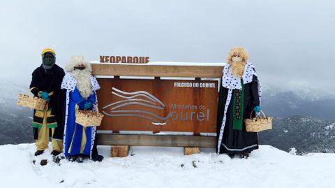 Los Reyes Magos, junto a uno de los carteles indicadores del geoparque Monta�as do Courel