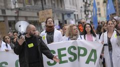 Varios cientos de mdicos asturianos se manifiestan este jueves por el centro de Oviedo para protestar por la propuesta del Ministerio de Sanidad para reformar el estatuto marco que regula sus condiciones laborales. La marcha, convocada por la Plataforma Mdicos del Sespa, se ha celebrado coincidiendo con la tercera jornada de huelga en la sanidad, con un seguimiento del 50 por ciento en los hospitales y superior al 30 por ciento en atencin primaria en el Principado, segn cifras del sindicato Simpa