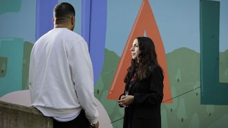 Bryan, que cumple condena en tercer grado, con Lucía, que imparte el taller Xeitos de Ver, delante de un mural pintado por presos