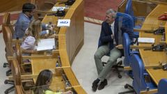 El presidente de la Xunta, Alfonso Rueda, se sent� ayer unos minutos en el esca�o que ocupaba cuando era vicepresidente para hablar con Alberto Pazos y Marta N�voa, portavoces suplentes del PPdeG.