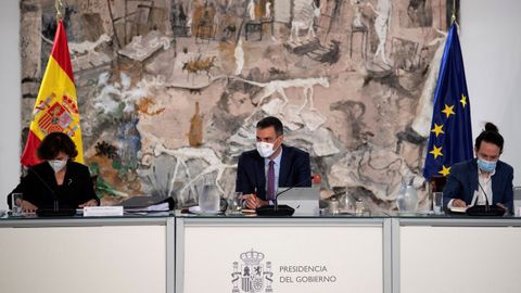 El presidente del Gobierno, Pedro S�nchez, la vicepresidenta primera, Carmen Calvo, y el vicepresidente segundo, Pablo Igleisas, en el Consejo de Ministros de hoy