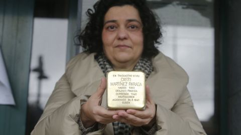 Rebeca Fern�ndez sostiene el adoqu�n con informaci�n sobre su t�o abuelo Casto Fern�ndez Parada, que fue instalado este s�bado en la entrada del Ayuntamiento de O Incio