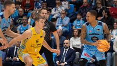 DeWayne Russell busca un compaero para compartir el baln presionado por un jugador del Gran Canaria.