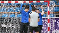 Starna y Jo�o Silva atienden a las explicaciones de M�chel Coucero durante un entrenamiento espec�fico.