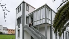 La conselleira de Vivenda y el alcalde de Curtis visitando un inmueble rehabilitado con ayuda del fondo de cooperaci�n