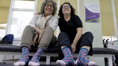 Francisca Luengo y Carmen Lpez, presidenta y directora de Fegerec, con los calcetines que vende la federacin para recaudar fondos