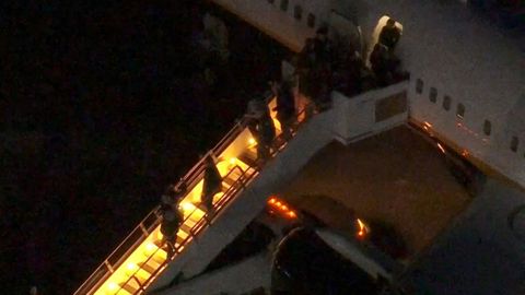 Nicol�s Maduro y su esposa bajando del avi�n custodiados por las autoridades