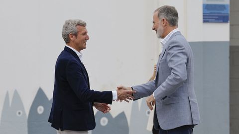 El presidente de la Xunta, Alfonso Rueda, recibe al rey Felipe VI durante su visita a Burela