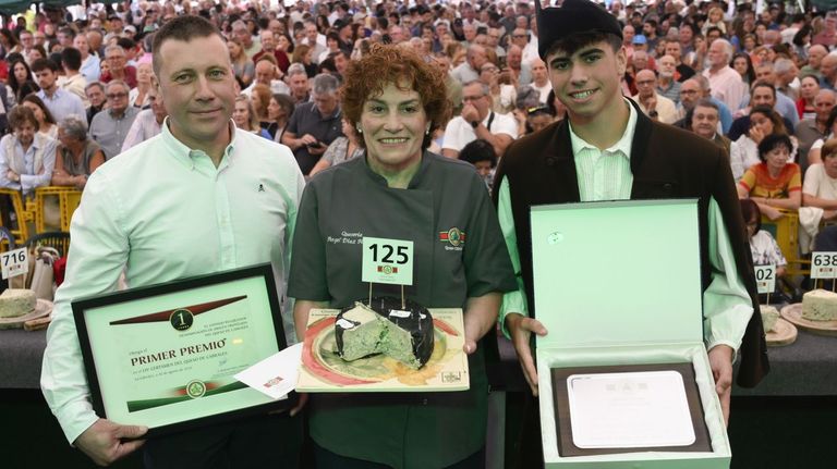 Encarni Badia (c), de la queser�a �Angel D�az Herrero� ,el presidente de la DOP Cabrales, Benigno P�rez (i) y Adri�n D�az de la queser�a ganadora. �El mejor Cabrales del a�o ha sido subastado este domingo por 37.500 euros, una cifra nunca alcanzada en las 54 ediciones que viene celebr�ndose el certamen dedicado al queso m�s reconocido de Asturias y que durante meses madura en cuevas naturales de los Picos de Europa