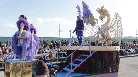 Imponente la carroza que lleva al rey del carnaval focense y a sus damas