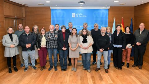 Villaverde (en el centro) con los representantes de los grupos. 