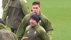 Iago Aspas, con Manu Fern�ndez, en el entrenamiento del Celta de este mi�rcoles.