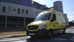 Una ambulancia, circulando por el entorno del Hospital Montecelo, en Pontevedra