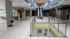 En la primera planta, dominada por escaparates y pasillos vac�os, no hay en la actualidad ning�n negocio en funcionamiento.
